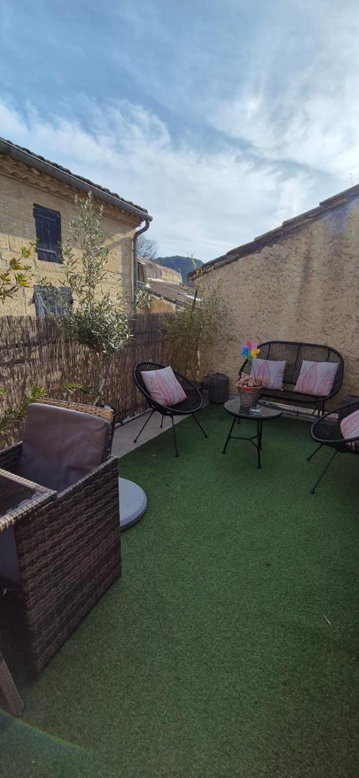 Proche D'Uzes La Terrasse Du Soleil Levant Collias Exterior foto